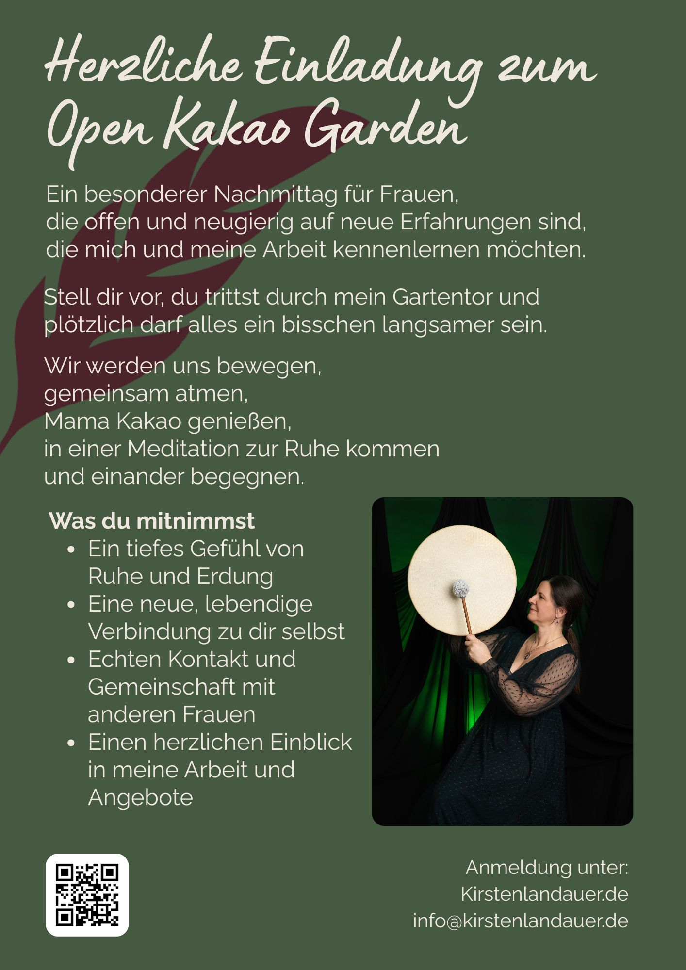1 Kirsten Landauer trägt ein schwarzes Kleid und lächelt mit ausgebreiteten Armen in die Kamera