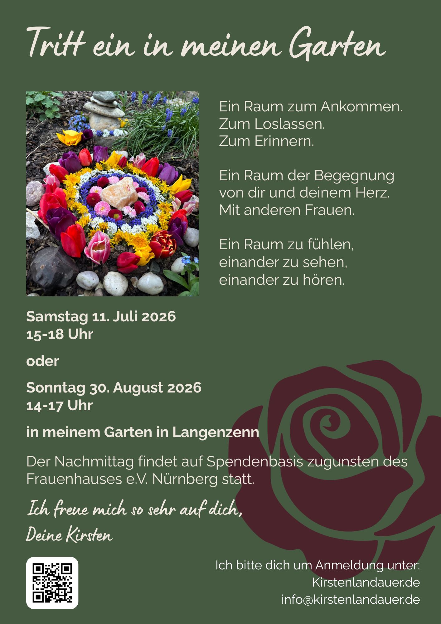 2 Kirsten Landauer trägt ein schwarzes Kleid und lächelt mit ausgebreiteten Armen in die Kamera