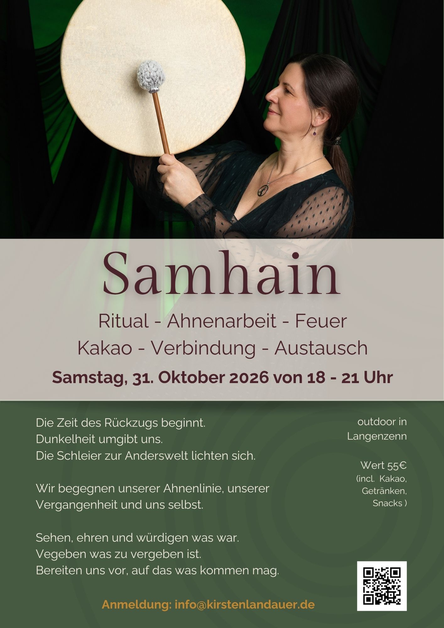 Samhain Kirsten Landauer mit einer schamanischen Trommel in der Hand